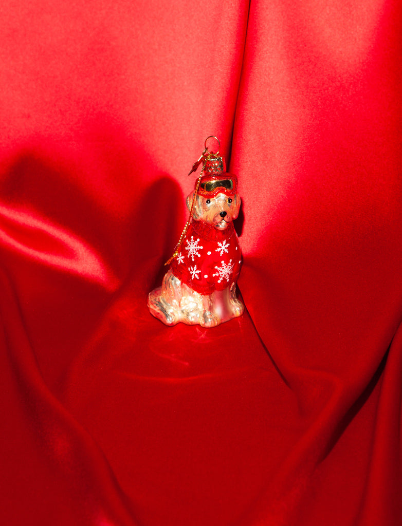 Jólaskraut - blond golden retriever w/red ski outfit