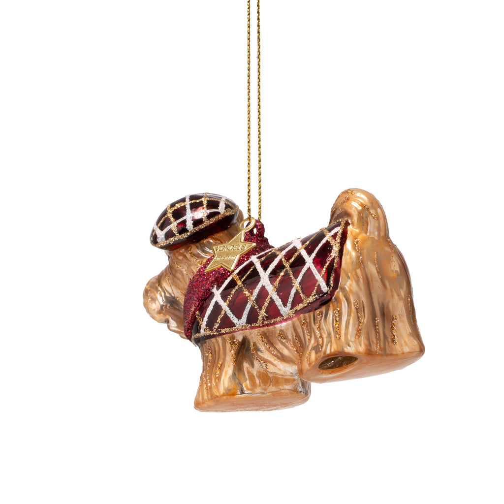 Jólaskraut - Burgundy scottish terrier w/red t-shirt